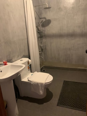 Bidee, pyyhkeet, saippua, vessapaperi