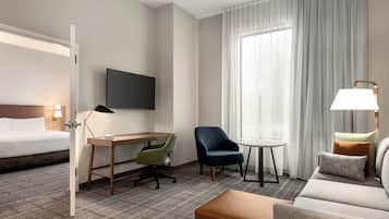 Espacio para trabajar con laptop y cortinas blackout