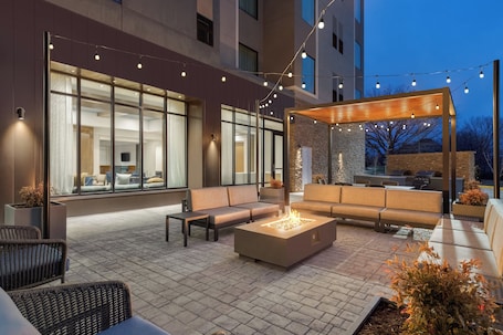 Terraza o patio. Staybridge Suites Norfolk Airport by IHG
