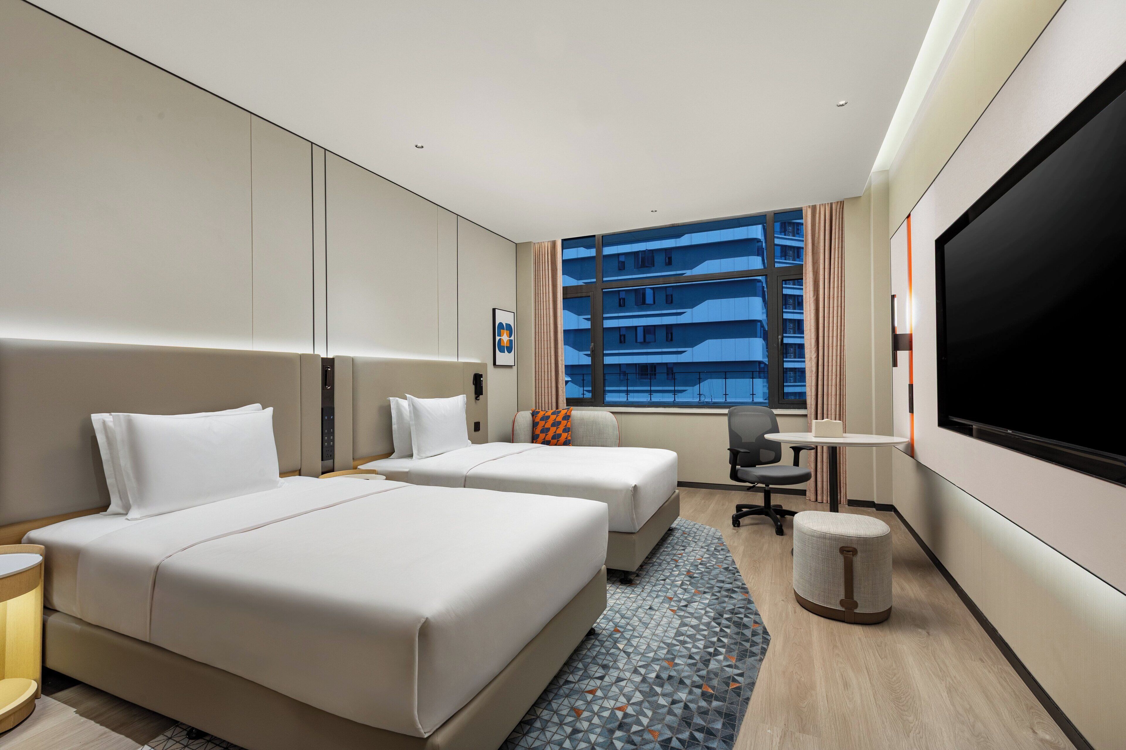 Työpöytä, pimennysverhot, äänieristys, ilmaiset vauvansängyt