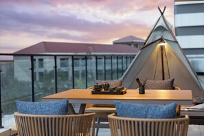 Suite, 1 chambre, balcon | Bureau, rideaux dâobscurcissement, systĂšme dâinsonorisation