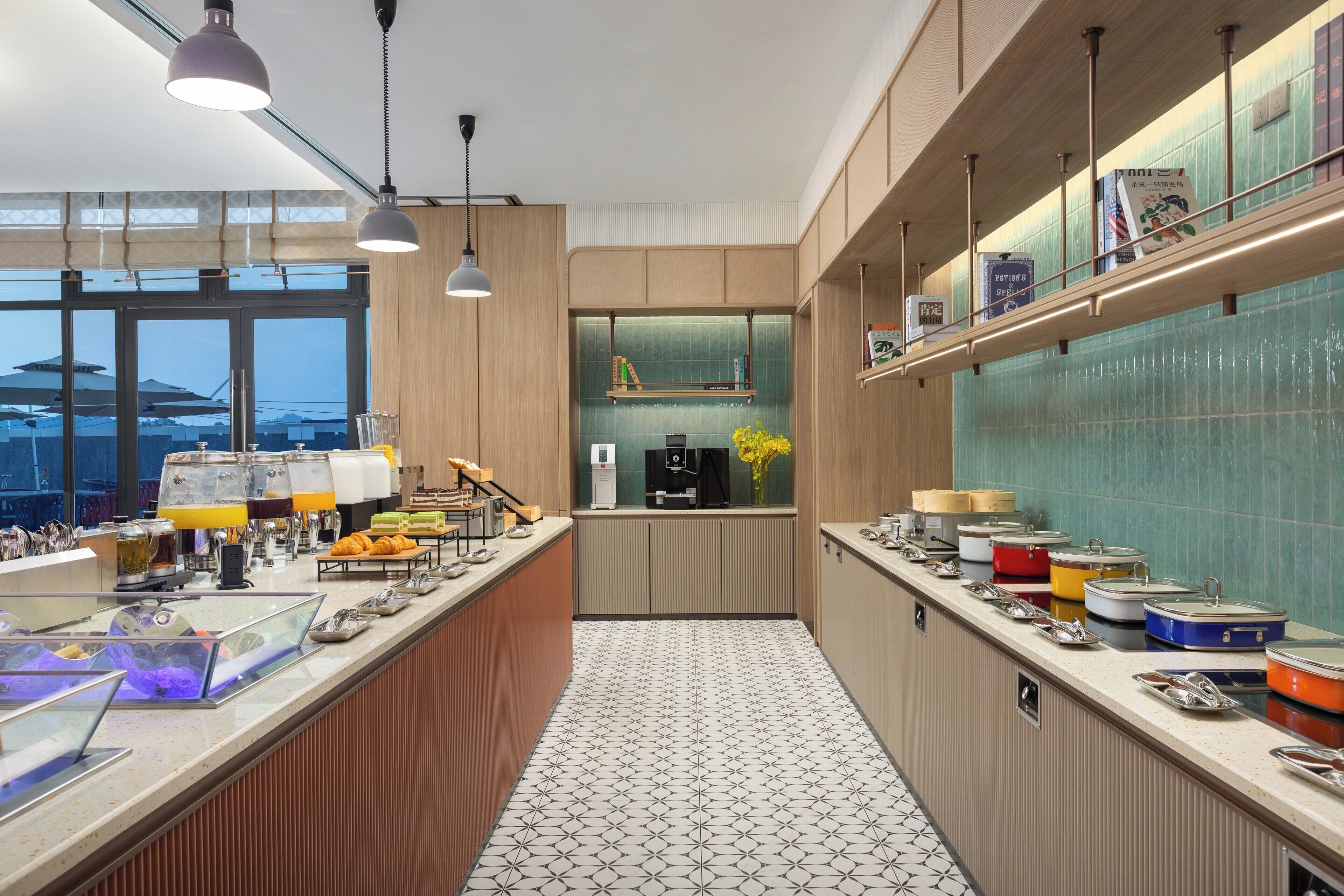 Café da manhã com buffet grátis todos os dias