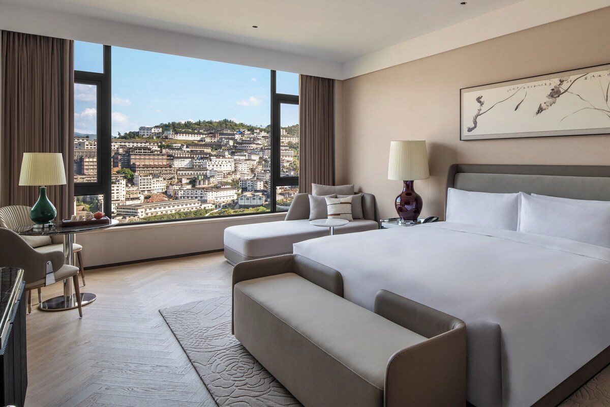 Classic Room, 1 King Bed, Mountain View | Premium bedding, pillowtop beds, in-room safe, blackout drapes