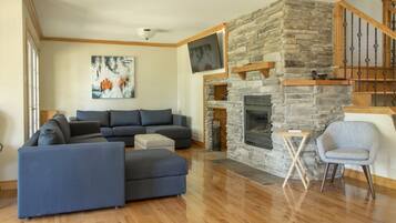 Télévision, baby-foot, table de tennis de table