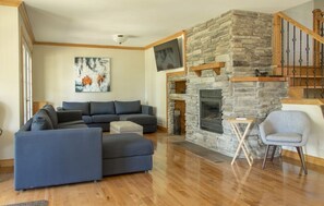 Televisor, futbolí i taula de tennis de taula 