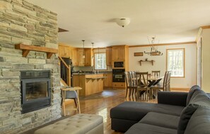 Télévision, baby-foot, table de tennis de table