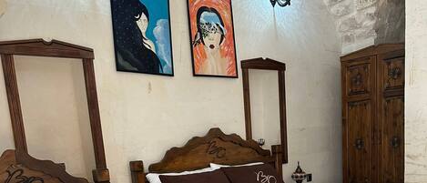 Chambre Triple Deluxe, non-fumeurs, vue cour intérieure | Coffres-forts dans les chambres, bureau, rideaux occultants