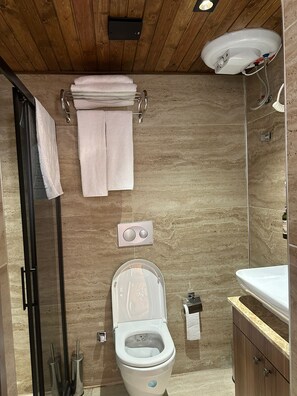 Deluxe-Dreibettzimmer, Nichtraucher, Blick auf den Innenhof | Badezimmer | Dusche, Haartrockner, Hausschuhe, Handtücher