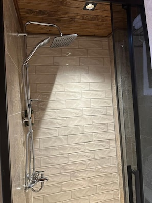 Deluxe Double Room, Non Smoking, Courtyard View | Bilik Mandi | Pancuran mandi, pengering rambut, selipar, tuala disediakan 
