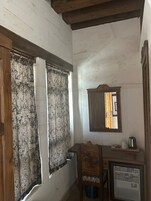 Deluxe Tek Büyük Yataklı Oda, Sigara İçilmez, Avlu Manzaralı | Odada kasa, masa, dizüstü bilgisayar çalışma alanı, güneşlik/perde 