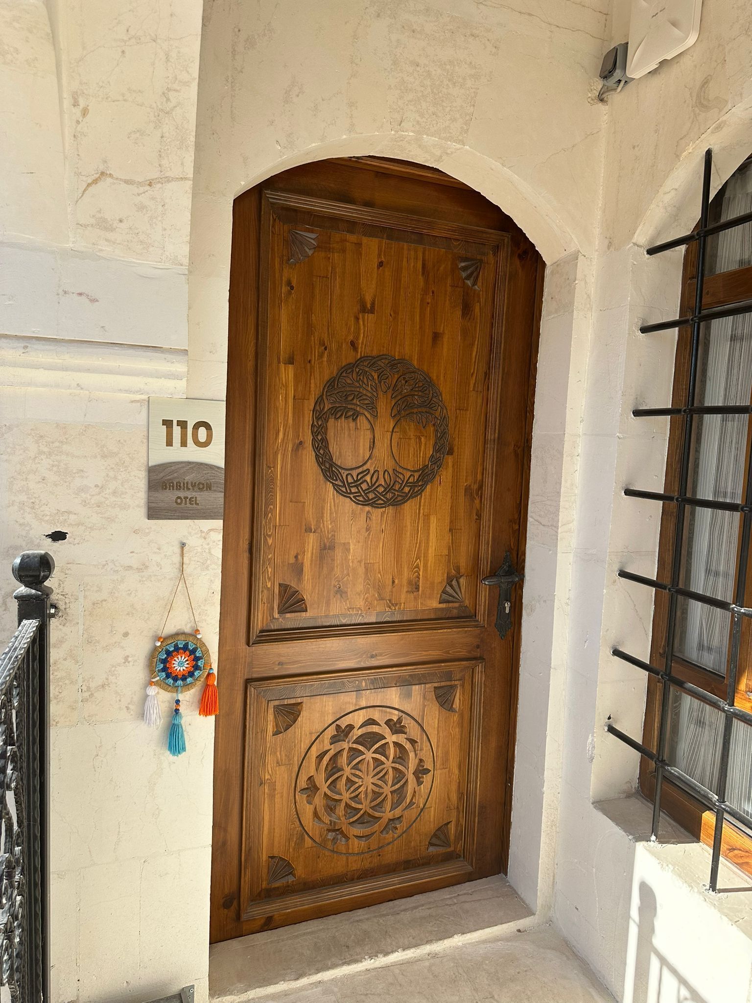 Chambre Triple Deluxe, non-fumeurs, vue cour intérieure | Coffres-forts dans les chambres, bureau