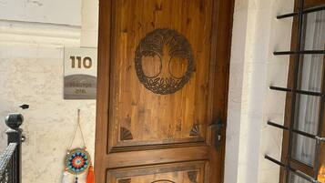 Chambre Triple Deluxe, non-fumeurs, vue cour intérieure | Coffres-forts dans les chambres, bureau