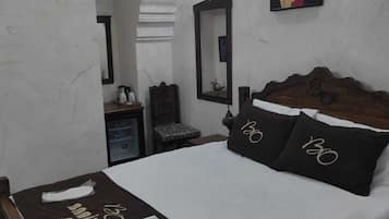 Dobbeltrom – deluxe, ikke-røyk, bakgårdsutsikt | Safe på rommet, skrivebord og skrivebord for bærbar PC