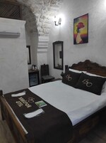 Deluxe Tek Büyük Yataklı Oda, Sigara İçilmez, Avlu Manzaralı | Odada kasa, masa, dizüstü bilgisayar çalışma alanı, güneşlik/perde 