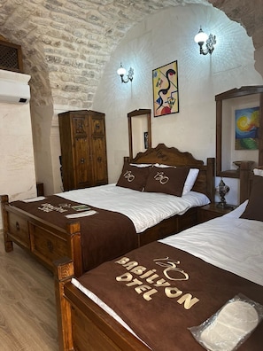 Deluxe Triple Room, Non Smoking, Courtyard View | Peti besi dalam bilik, meja, ruang kerja komputer riba 