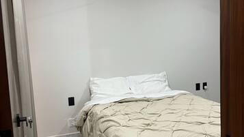 2 bedrooms, iron/ironing board, WiFi, bed sheets