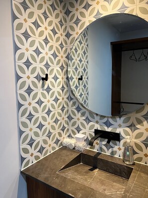 Ducha, secador de pelo, toallas, jabón