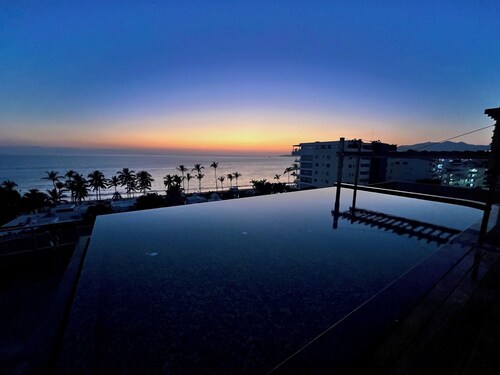 Modern Bucerías 2BR Condo w/ Rooftop Pool – Steps from Beach