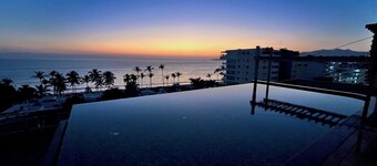 Modern Bucerías 2BR Condo w/ Rooftop Pool – Steps from Beach