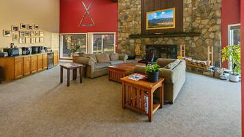 Televisión, chimenea y oficina