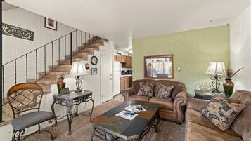 Televisión, chimenea y oficina