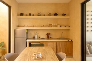 Kühlschrank, Mikrowelle, Herdplatte, Wasserkocher mit Kaffee-/Teezubehör
