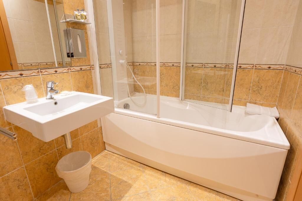 Haartrockner, Handtücher, Seife, Shampoo