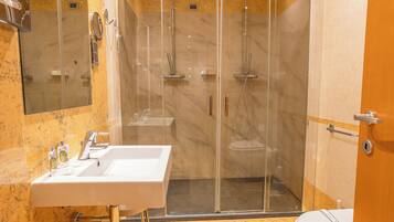 Haartrockner, HandtĂŒcher, Seife, Shampoo