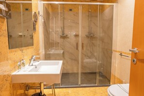 Hair dryer, towels, soap, shampoo - HOTEL PLANET INTERNATIONAL (Arezzo)