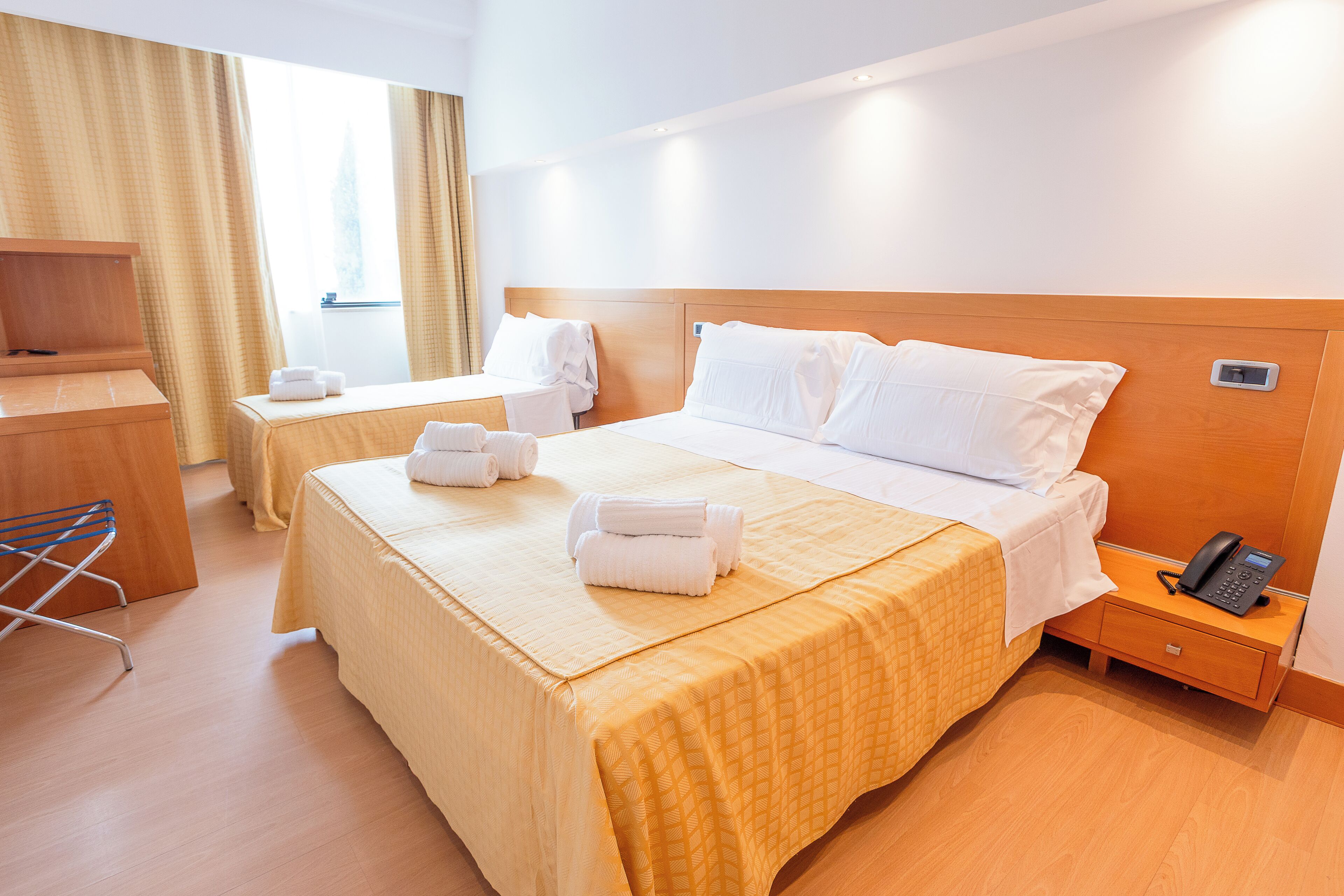 Rideaux occultants, chambres insonorisées, fer et planche à repasser