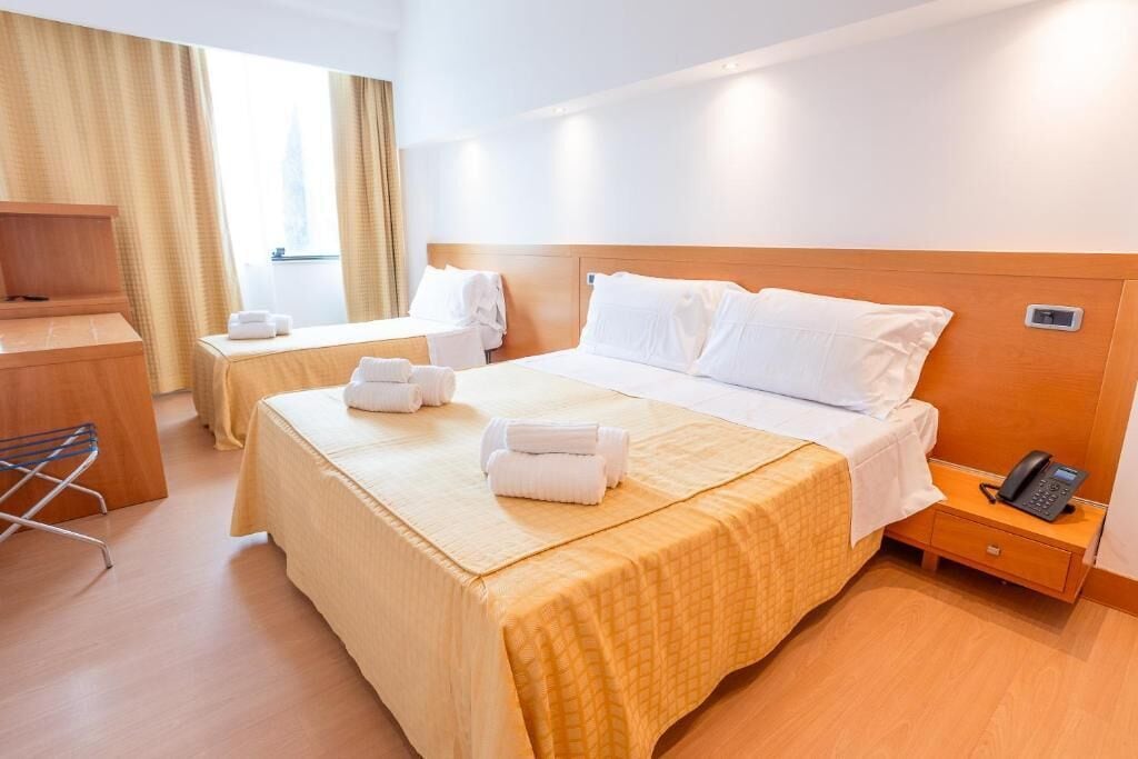 Verdunkelungsvorhänge, schallisolierte Zimmer, Bügeleisen/Bügelbrett