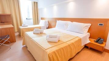 Verdunkelungsvorhänge, schallisolierte Zimmer, Bügeleisen/Bügelbrett