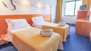 Verdunkelungsvorhänge, schallisolierte Zimmer, Bügeleisen/Bügelbrett