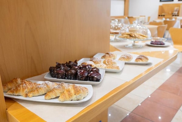 Free daily continental breakfast - HOTEL PLANET INTERNATIONAL (Arezzo)