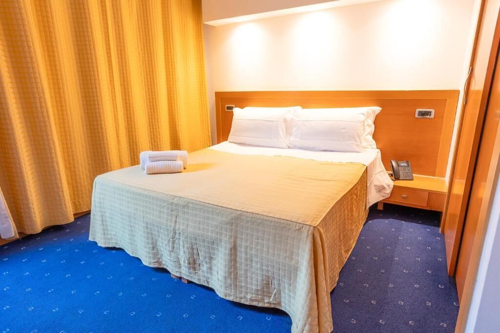 Verdunkelungsvorhänge, schallisolierte Zimmer, Bügeleisen/Bügelbrett