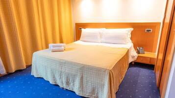 VerdunkelungsvorhĂ€nge, schallisolierte Zimmer, BĂŒgeleisen/BĂŒgelbrett