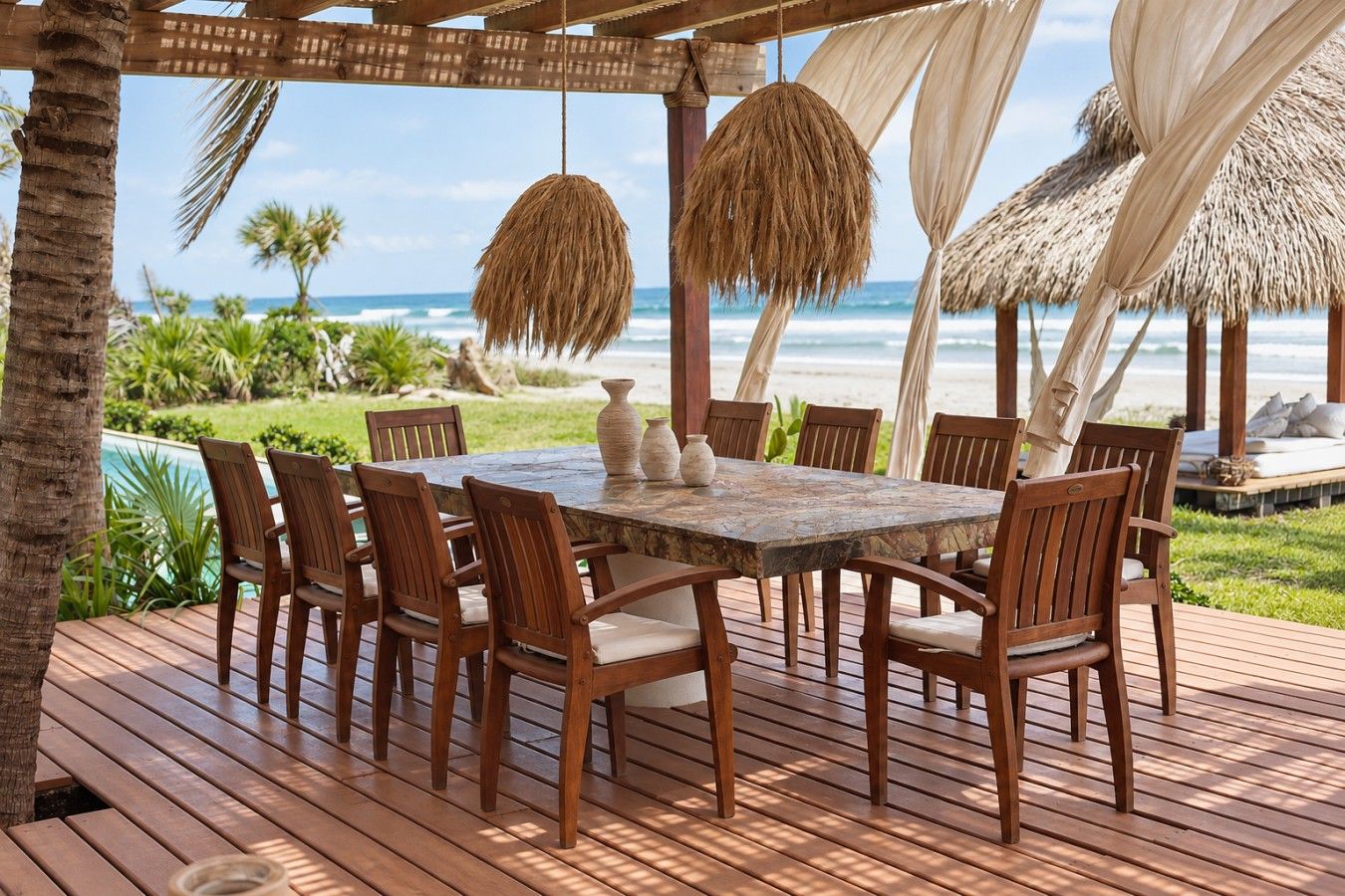 Une terrasse extérieure en bois, avec une table et des chaises, donnant sur une plage.