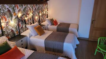 4 bedrooms, iron/ironing board, WiFi, bed sheets