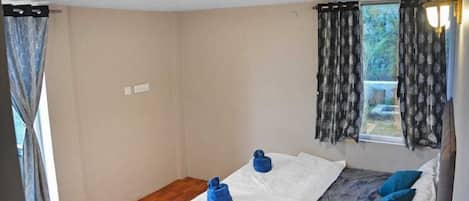 Blackout curtains, free WiFi