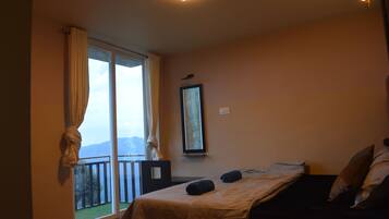 Blackout curtains, free WiFi