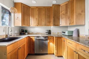 Microondas, horno, placa de cocina y lavavajillas