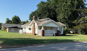 Exterior - England House: 3BR w/ workspace & WiFi, family friendly (Chickasha)