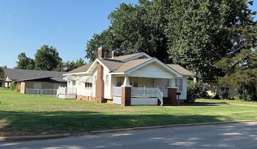 England House: 3BR w/ workspace & WiFi, family friendly