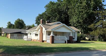 England House: 3BR w/ workspace & WiFi, family friendly