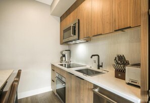 Private kitchen - Kindred Resort Luxury Ski In, Ski Out 1 Bedroom Residence at the River Run Gondola (Keystone)