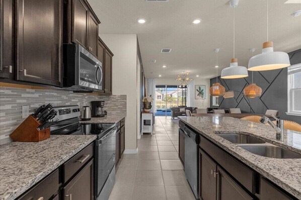 Réfrigérateur, four à micro-ondes, un four, surface de cuisson