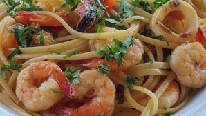 A bowl of pasta with shrimp and vegetables. - Pousada Três Coqueiros (Angra dos Reis)