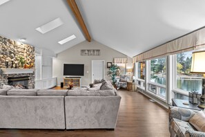 Televisio, takka, kirjoja