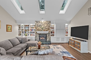 Fernseher, Kamin, Bücher