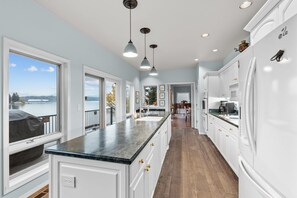 ثلاجة، ميكروويف، فرن، موقد طهي مسطح